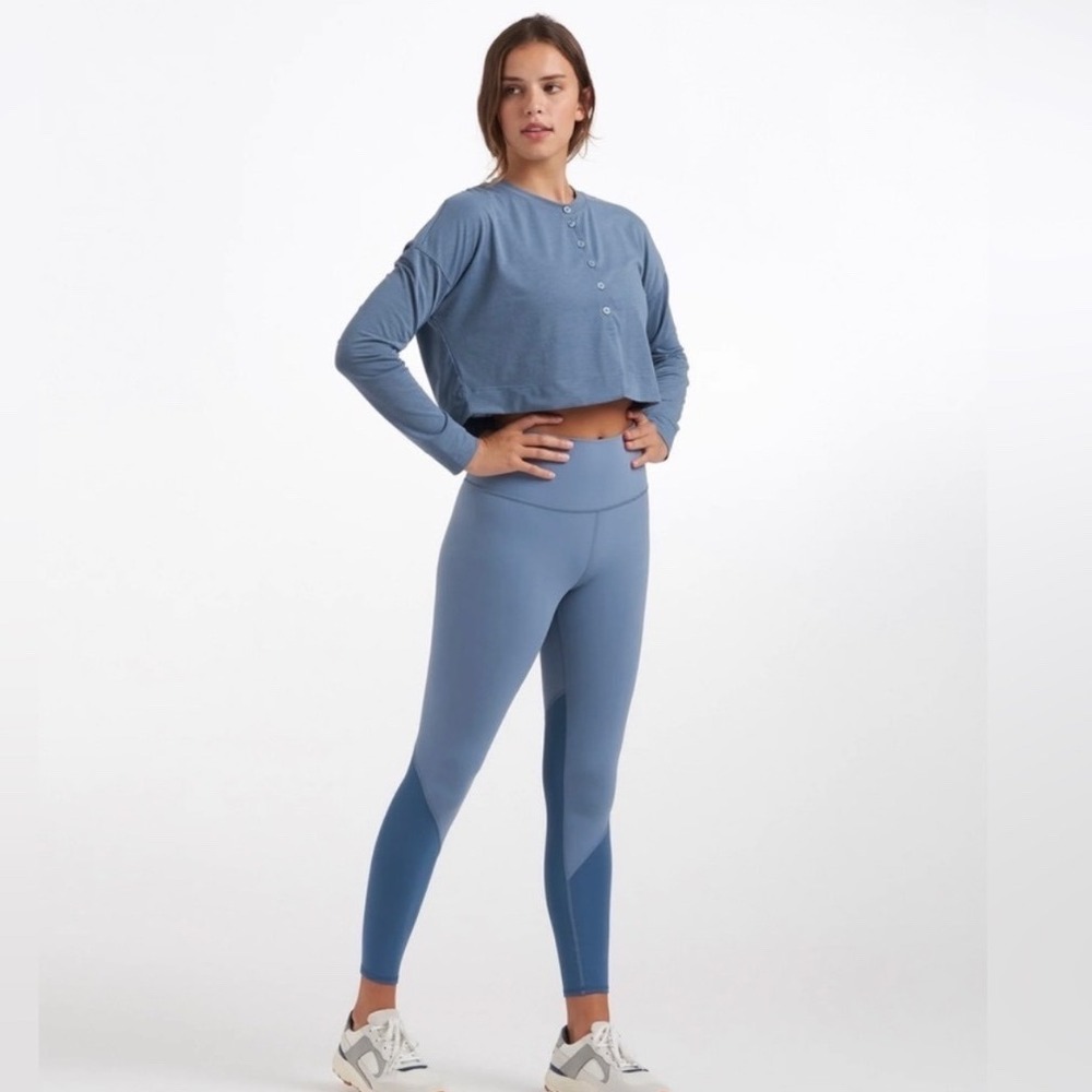 VUORI Avalon Henley Long Sleeve Size Medium In Cloud Blue NWT